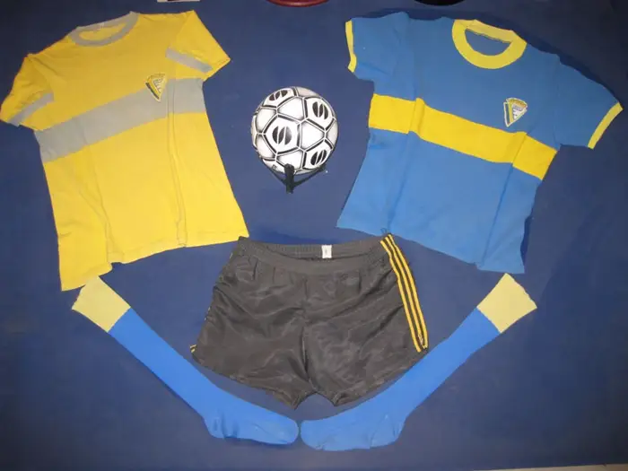 Equipamento antigo do clube, em azul e amarelo