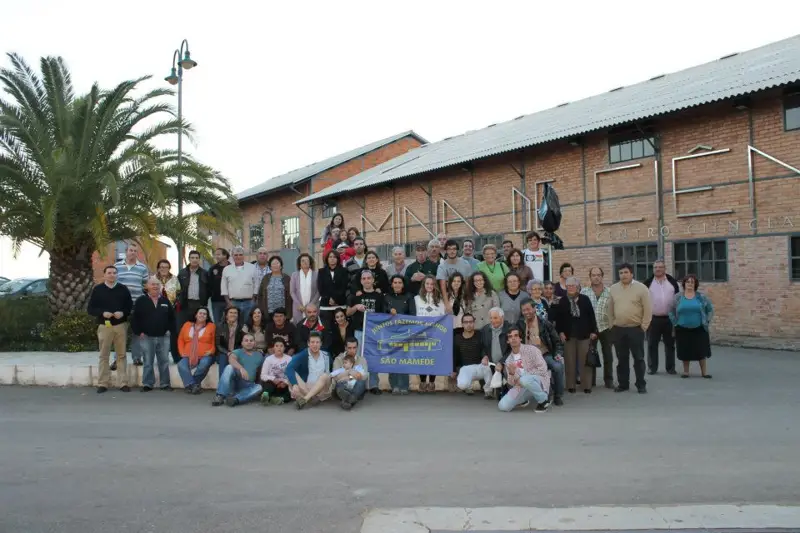 Sócios e amigos reunidos em frente à sede