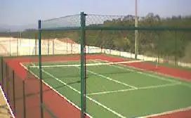 Campo de ténis com piso em tartan